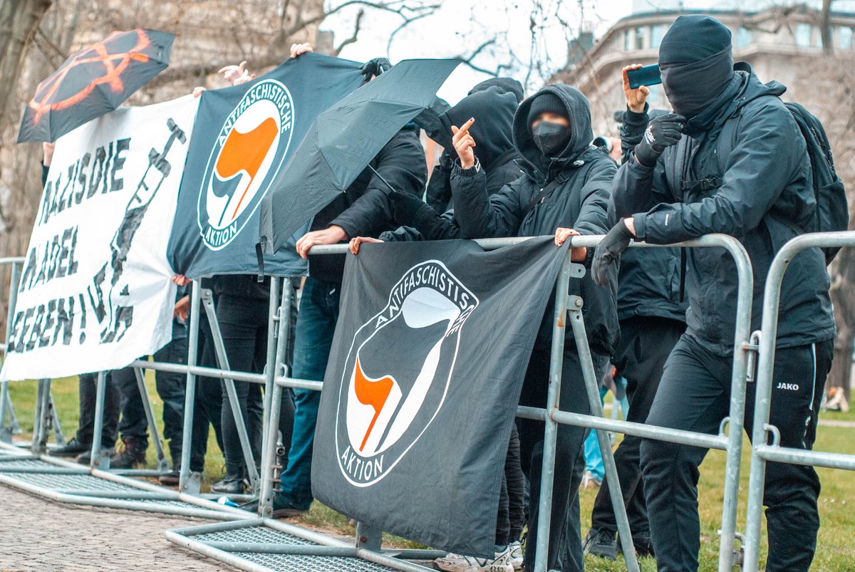 lzo_media's tweet photo. Leipzig // "Querdenken, Gegenprotest und Polizeigewalt"
Samstag liefen bei #le0204 ca. 2000 Coronaleugner*innen und Nazis durch #Leipzig, um „für Freiheit“ und gegen die aktuellen Maßnahmen zu protestieren.
Artikel: https://t.co/yQwLEvgJaB
Videobeitrag: https://t.co/Md4khjsprs
!B https://t.co/8XaSjEYzr2