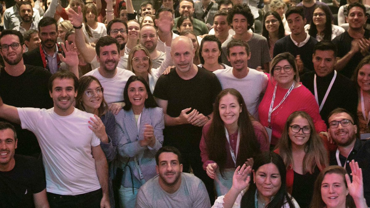 horaciorlarreta's tweet photo. Estuve en el Congreso Nacional que organizaron desde @lageneracionarg charlando con la juventud sobre todo el laburo que tenemos por delante en Argentina. La garra y el empuje que tienen es fundamental para todo lo que se viene. ¡Gracias por la invitación! https://t.co/XSy9z3KLOB