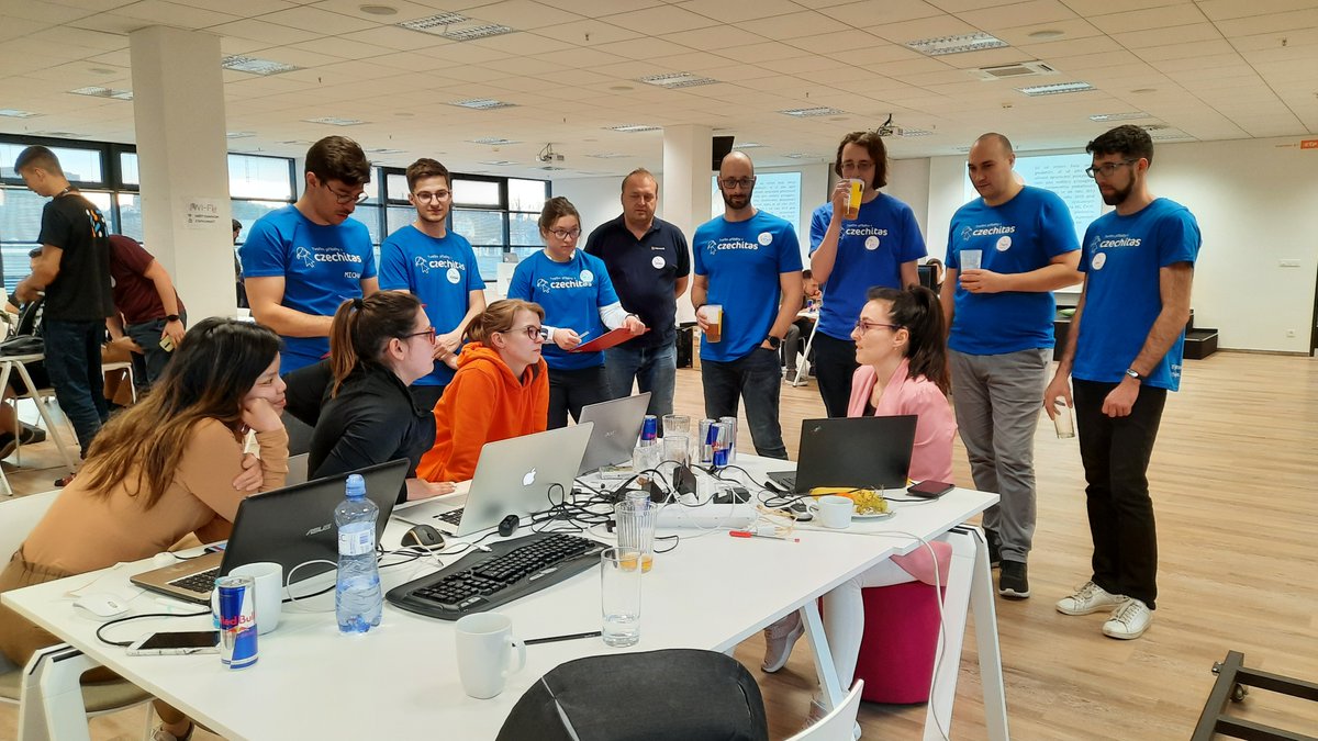 dataBrno's tweet photo. #Checkpoint1 na #HackujBrno
Soutěžící prezentují své nápady mentorům.
💪 Jedeme dál #24h
s @surfer119 @medmichal https://t.co/JUFrLcdvxV