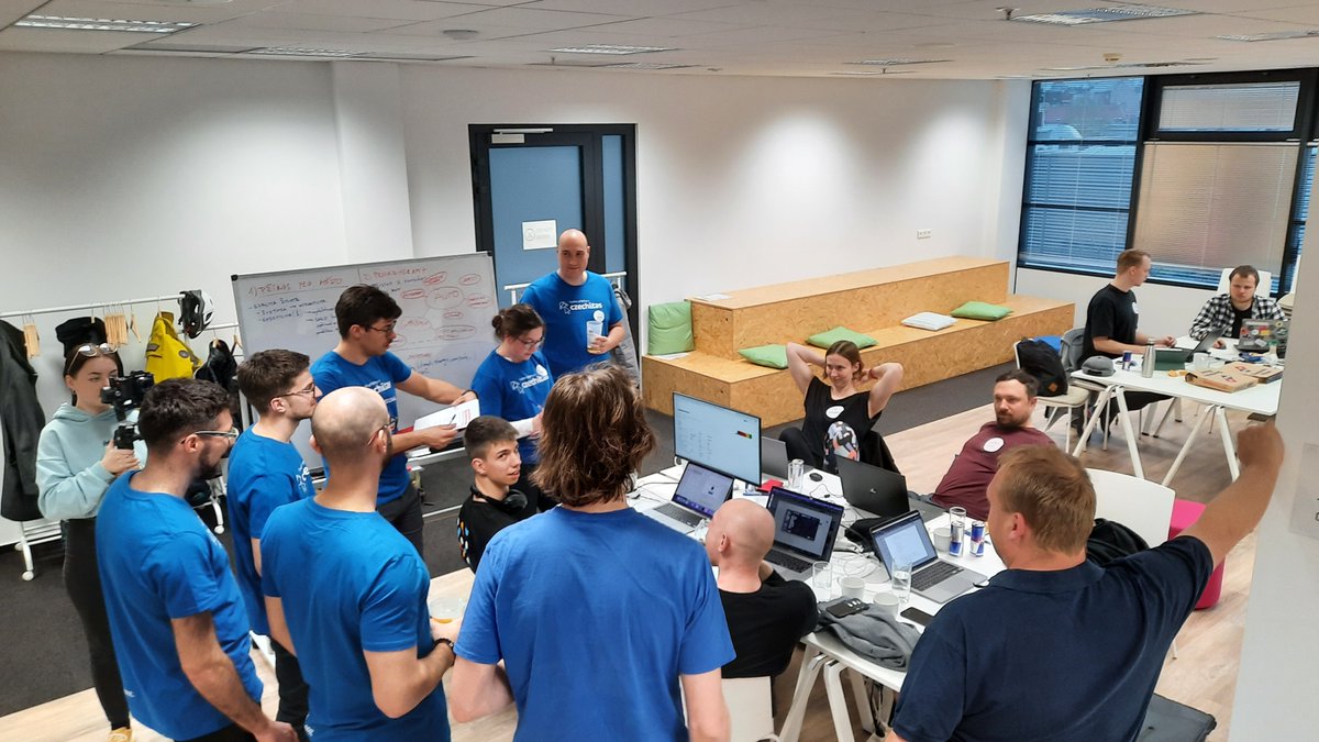 dataBrno's tweet photo. #Checkpoint1 na #HackujBrno
Soutěžící prezentují své nápady mentorům.
💪 Jedeme dál #24h
s @surfer119 @medmichal https://t.co/JUFrLcdvxV