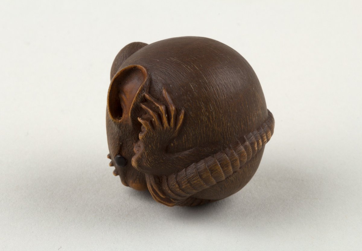 met_asianart's tweet photo. Masanao, Netsuke of a Rat Curled into a Ball, 19th century https://t.co/wWyulrMctX #masanao #metmuseum https://t.co/Gv5kkOnE40