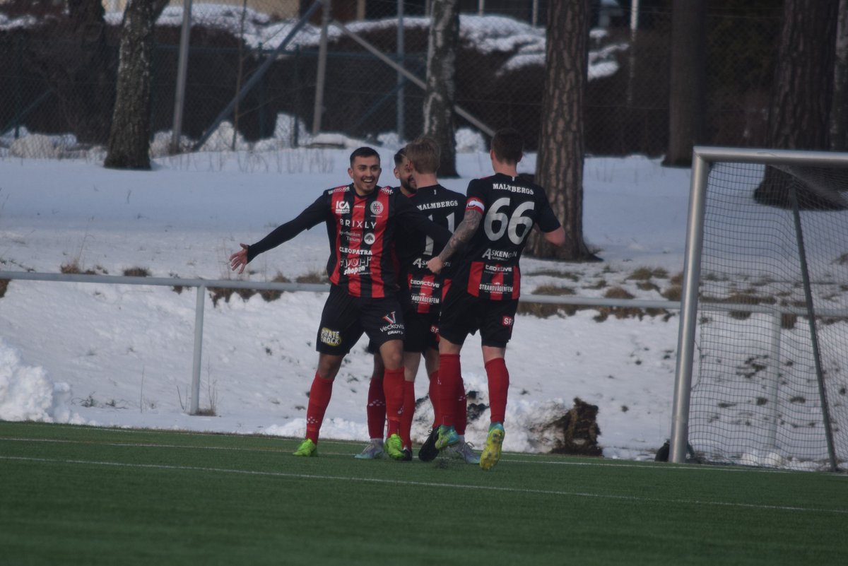 Sent avgörande igen när Jesper gav Grebbestad segern
Läs mer: grebbestadsif.se/nyhet.asp?nyhe…
<a href="/grebbestadsif/">Grebbestads IF</a> <a href="/yxhult/">Yxhult IK</a>