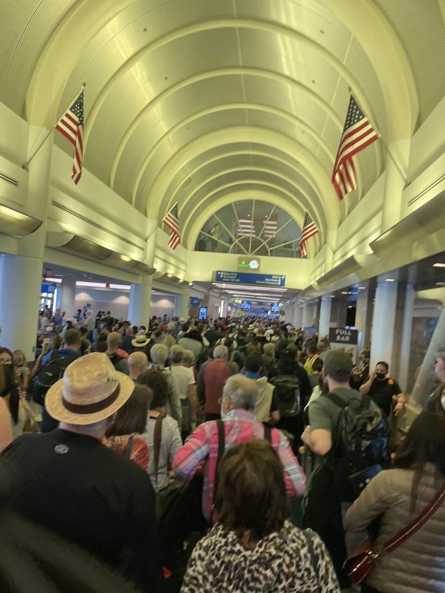 tettemer's tweet photo. Evacuating Terminal 4 #reportinglive #lax https://t.co/ALLq2C0aVA