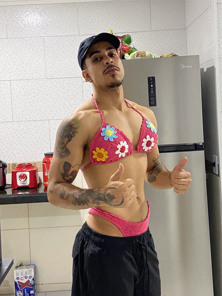 thiagoPantaleao's tweet photo. Pessoal minha mãe voltou a fazer biquíni de crochê pra ajudar na renda de casa, tô aqui pra enaltecer e divulgar. Compartilha aí pra ajudar, quem tiver interesse é só chamar no privado. https://t.co/RlpDZa3Cku