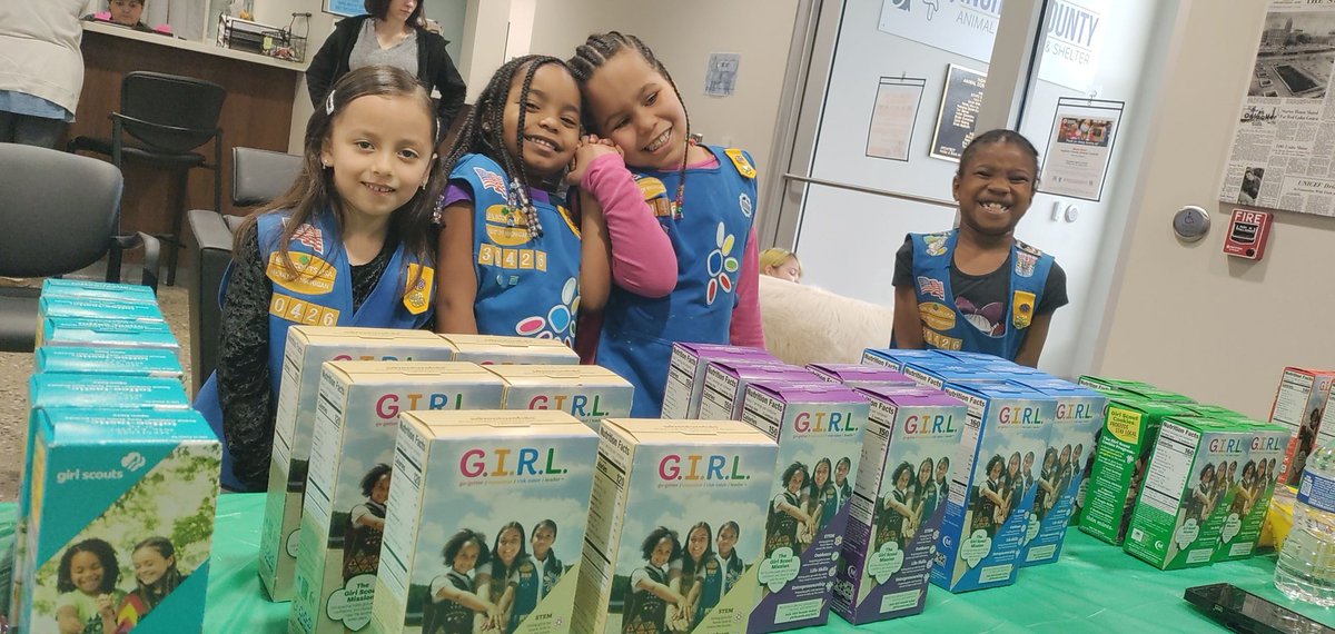 alaiyah_monique's tweet photo. #troop30426 is selling #girlscoutcookies today πͺ
#troopleader
#cookiemom https://t.co/3r7RnQlOi3