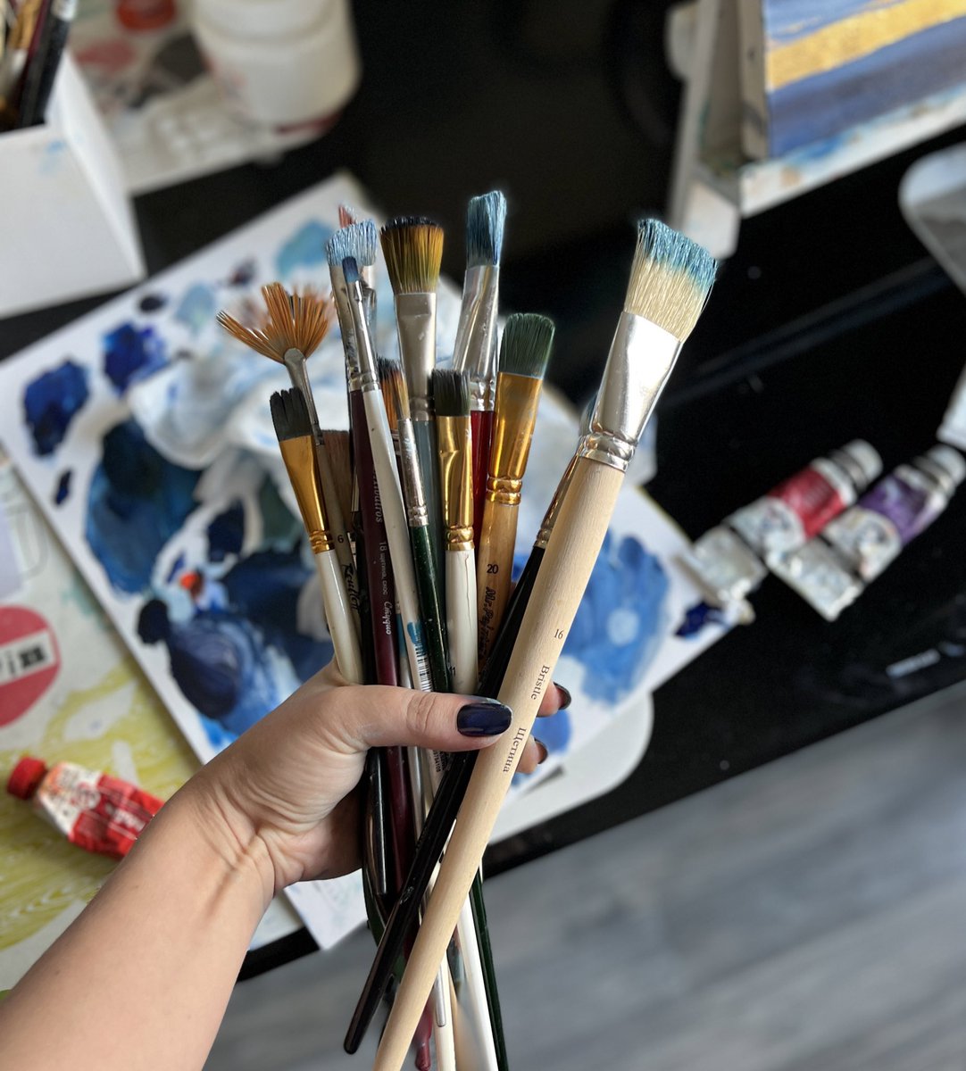 How many brushes do you usually get dirty? I usually get all my brushes dirty!🤪🖌🖌🖌🖌🖌🤪
#nftartist #NFTCollection #nftart