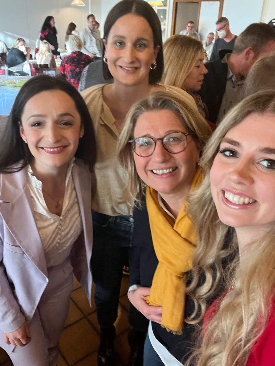 The future is female 💜
<a href="/AnkeRehlinger/">Anke Rehlinger</a> + <a href="/JusosSaar/">Saar Jusos</a> girls 💖