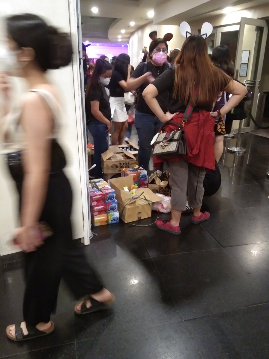 miajoydelmundo2's tweet photo. Spotted @titasofdonbelle
Namimigay sila ng foods
DONBELLE CONQUERS TRINOMA
#DonBelle
#HesIntoHerSeason2
#VirtualAssemblyDONBELLE
#AlwaysWithDONBELLE https://t.co/NuZm93Tr7O