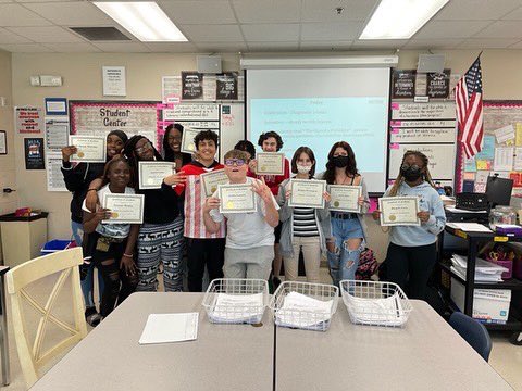 MarkhamWoodsMS's tweet photo. Congratulations to these amazing 8th graders who made gains on their recent diagnostic assessment! Hard work pays off and this week we celebrated! https://t.co/J66xbiqTJo