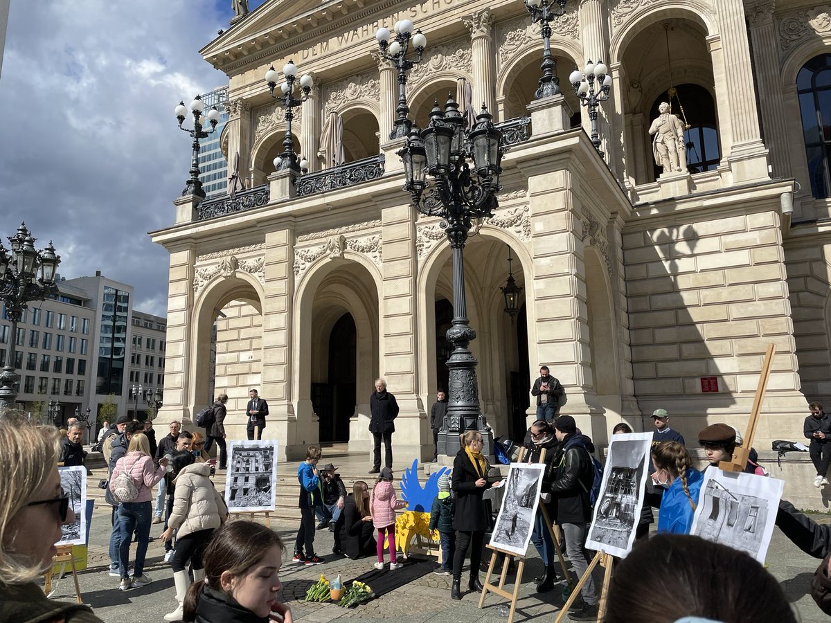 savange99's tweet photo. Stilles Gedenken an die Opfer des Krieges. #ffm0904 https://t.co/RSO15StGXf