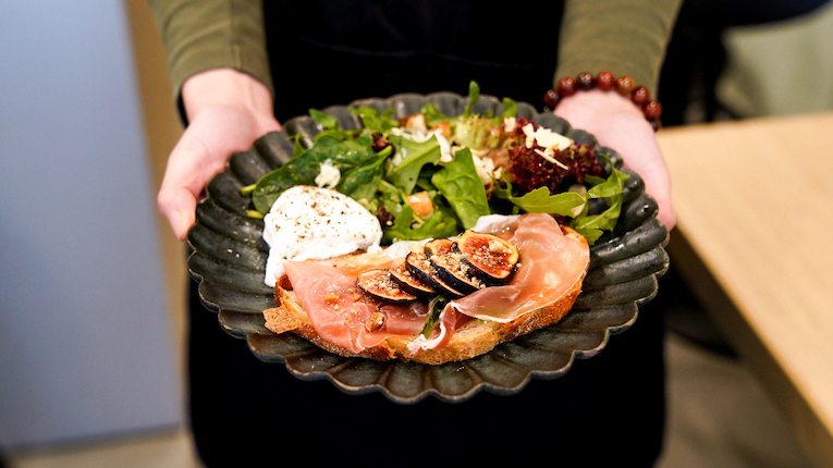 ◆どうしようもない無力感もある。だけど……

【香港ローカルに聞く、デモと生活の現在】ヴィーガンカフェ『JOMO Coffee &amp; Cakes』のオーナーを取材。「日々、香港のカフェ文化をよくしたいという思いが膨らむ。私にできることを続けていけたら」｜<a href="/herenowjp/">HereNow JP</a>
▼
herenow.city/hongkong/artic…
