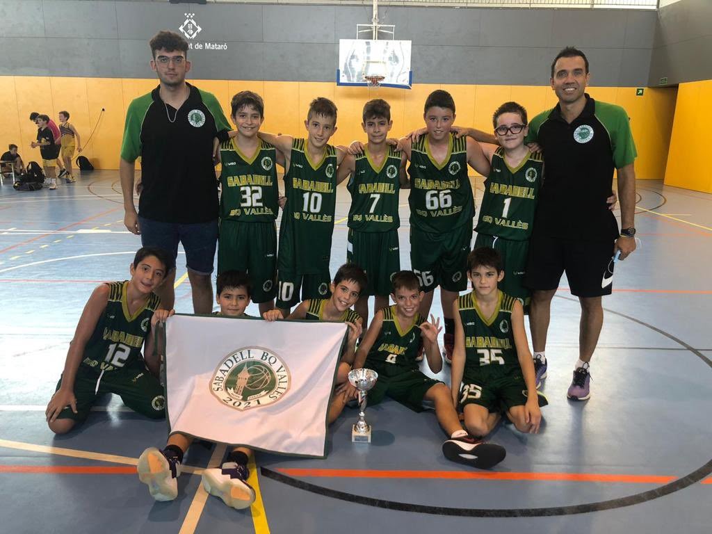 Da_Ro_Ju's tweet photo. Seguimos formando. Entrega, sacrificio, equipo, imagen, educación deportiva..ahora tocan ellos, aprovechemos el tiempo de gozar y seguir cultivando para recoger..🏀🏀 https://t.co/vTyLzqx5Vo