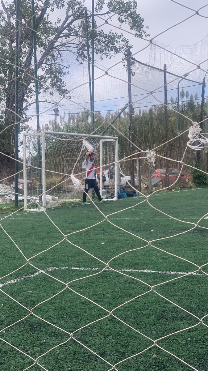 me invitó a verlo atajar y le hicieron 9 goles
