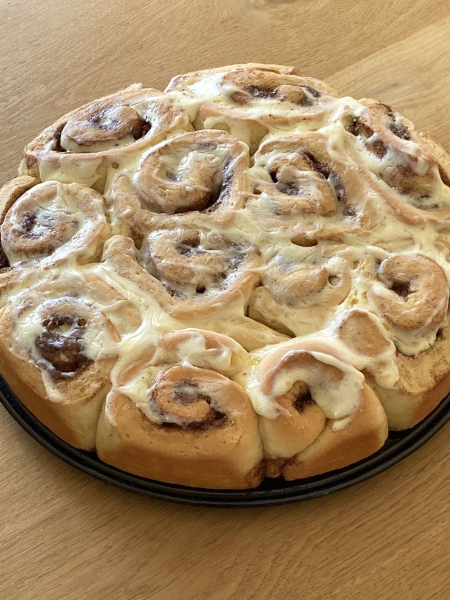 Die Verabschiedung von einem Team in einem Nahrungsmittel produzierenden Unternehmen geht nicht ohne Kuchen. #move Team: es war mir ein Fest. Danke für diese coole Zeit. <a href="/mrtko/">Martin Kompan</a> @NicolaStickling <a href="/MkKueper/">Maike Kueper</a> und auch @MarcDreier84 und <a href="/M_Gronow/">Mona Luisa Gronow</a>   Demnächst: was mit 🪟und 🚪.