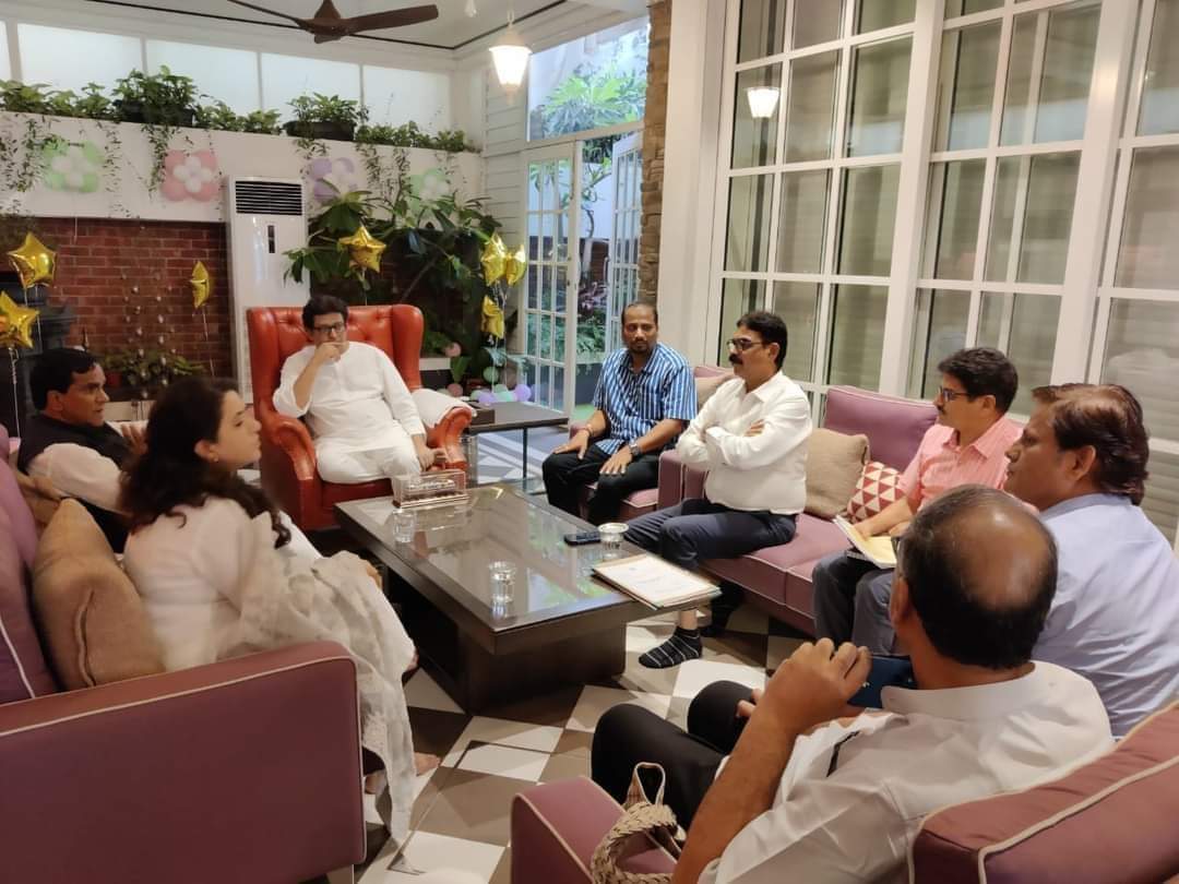 RahulRagdeSpeak's tweet photo. आज केंद्रीय #रेल्वे #राज्यमंत्री श्री. #रावसाहेब #दानवे यांनी सन्माननीय #राजसाहेब #ठाकरे यांची शिवतीर्थ येथे भेट घेतली यावेळी महाराष्ट्रातील रेल्वेचे विविध प्रकल्प,रेल्वे भरती मध्ये स्थानिक भूमिपुत्रांना प्राधान्य मिळावे, तसेच रेल्वे कामगारांच्या विविध समस्यांवर चर्चा करण्यात आली https://t.co/CVJexXUSfc