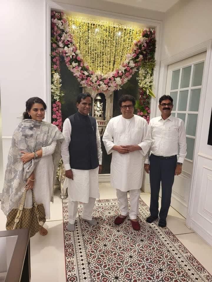 RahulRagdeSpeak's tweet photo. आज केंद्रीय #रेल्वे #राज्यमंत्री श्री. #रावसाहेब #दानवे यांनी सन्माननीय #राजसाहेब #ठाकरे यांची शिवतीर्थ येथे भेट घेतली यावेळी महाराष्ट्रातील रेल्वेचे विविध प्रकल्प,रेल्वे भरती मध्ये स्थानिक भूमिपुत्रांना प्राधान्य मिळावे, तसेच रेल्वे कामगारांच्या विविध समस्यांवर चर्चा करण्यात आली https://t.co/CVJexXUSfc