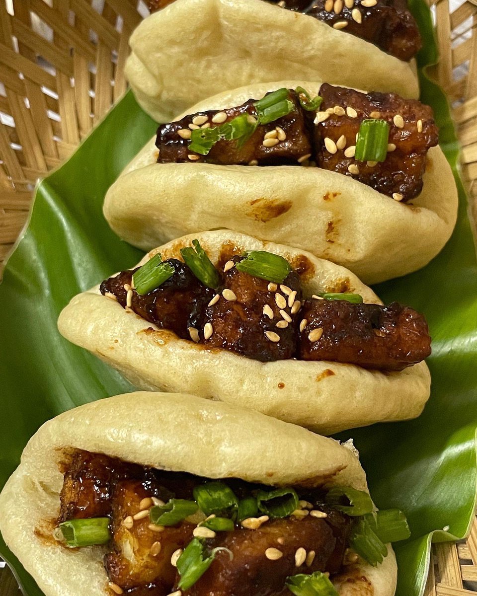 deepabuty's tweet photo. What’s for dinner on a Saturday night? A complete meal!
Warm, white, willowy and wonderful ~ Bao buns 🥠🥙🍔
#bao #baobuns #steamedbuns #breadmaking #bunmaking #foodphotography #joysofbaking #the_dough_bowl 👩🏻🍳❤️🥙🥠 https://t.co/dbp9nFdVtl