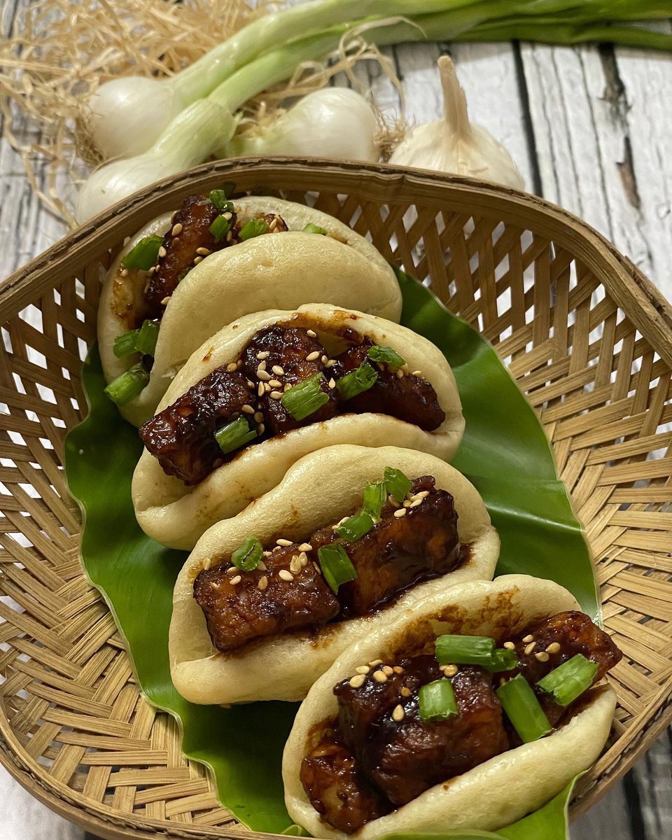 deepabuty's tweet photo. What’s for dinner on a Saturday night? A complete meal!
Warm, white, willowy and wonderful ~ Bao buns 🥠🥙🍔
#bao #baobuns #steamedbuns #breadmaking #bunmaking #foodphotography #joysofbaking #the_dough_bowl 👩🏻🍳❤️🥙🥠 https://t.co/dbp9nFdVtl
