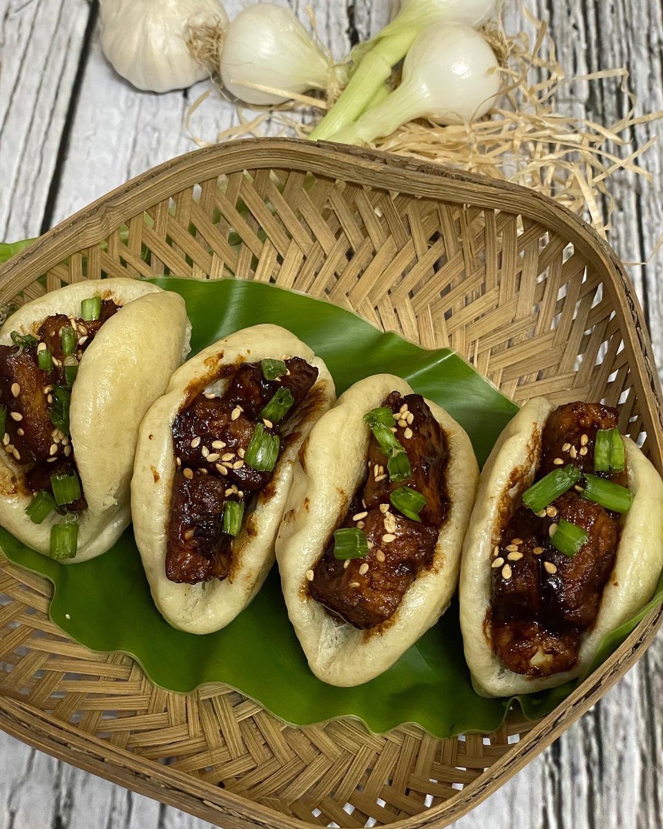 deepabuty's tweet photo. What’s for dinner on a Saturday night? A complete meal!
Warm, white, willowy and wonderful ~ Bao buns 🥠🥙🍔
#bao #baobuns #steamedbuns #breadmaking #bunmaking #foodphotography #joysofbaking #the_dough_bowl 👩🏻🍳❤️🥙🥠 https://t.co/dbp9nFdVtl