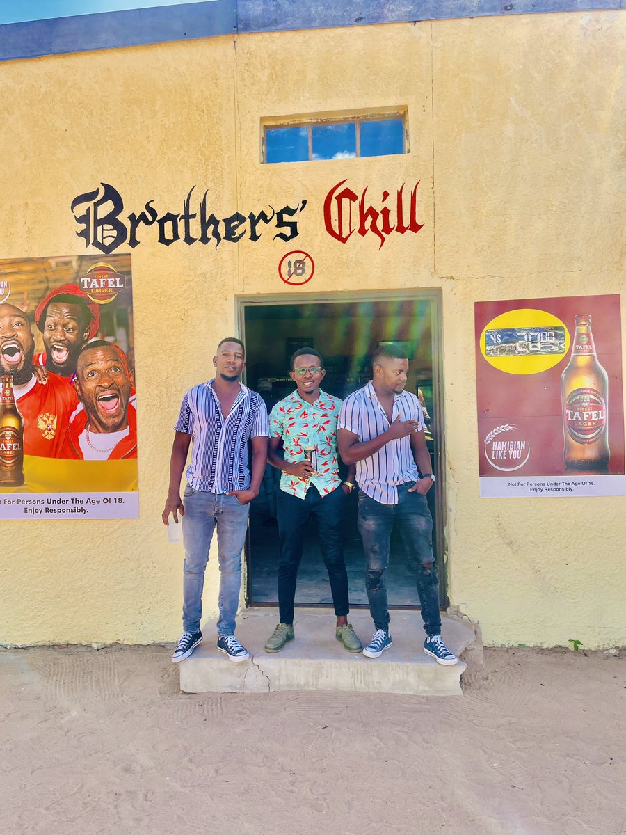 Sir__Max1's tweet photo. Junias and Arthur paid me to tweet this picture. π #brotherschillOutapi https://t.co/1eG1YYQrcJ
