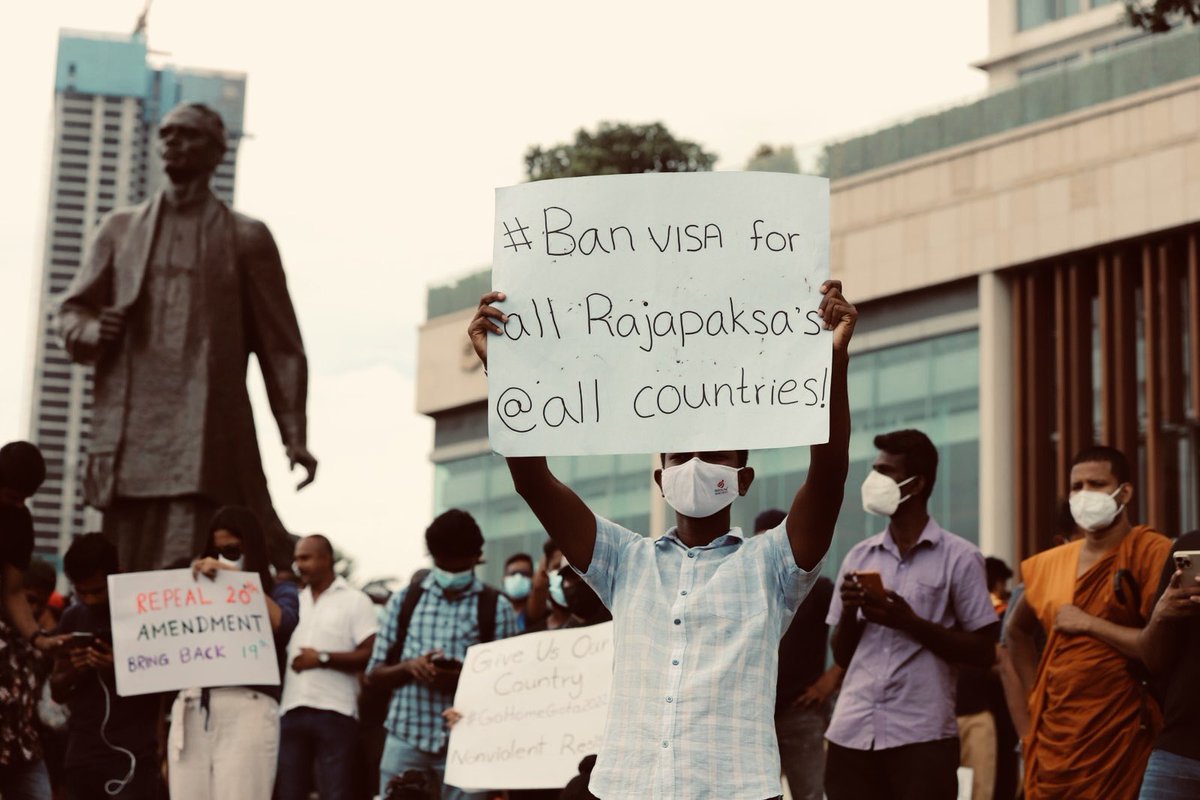 JDSLanka's tweet photo. Angry protesters urge international community to impose a visa ban for entire #Rajapaksa family as the anti-government protest at #Colombo Galle Face Green continues into night. #SriLanka #CrisisLK https://t.co/LjUKQ7qUIy