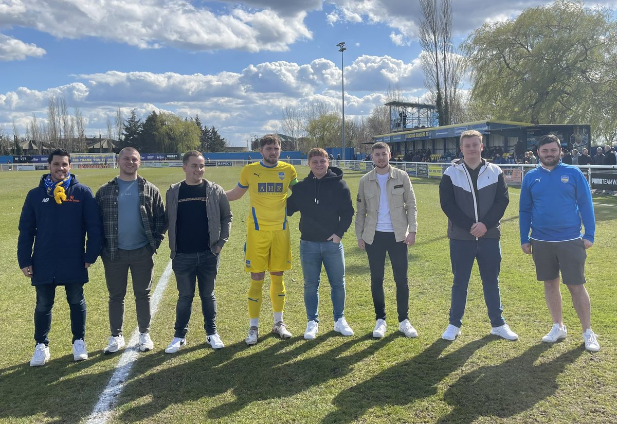 Just before the game, Concord Rangers presented @indeerosetrust with a £1,000 donation from the @FA. The funds were made possible from the Community Shield attendance back in August. Thank you! #YAMC 💛💙