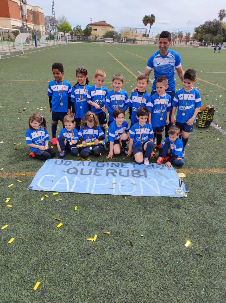 mauri_MR7's tweet photo. Campions de Lliga ⚽️🏆#querubi https://t.co/ifsBwua4Wq