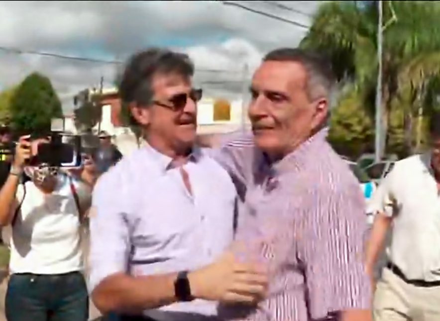 avellaneda_real's tweet photo. La humildad de Mario #Kempes

Llegó a su pueblo natal, Bell Ville en #Cordoba, se trasladó en el Peugeot 504 de su hermano, y se detuvo a firmar ✍️ autógrafos a cada uno que se lo pedía. https://t.co/pisQpCbL22