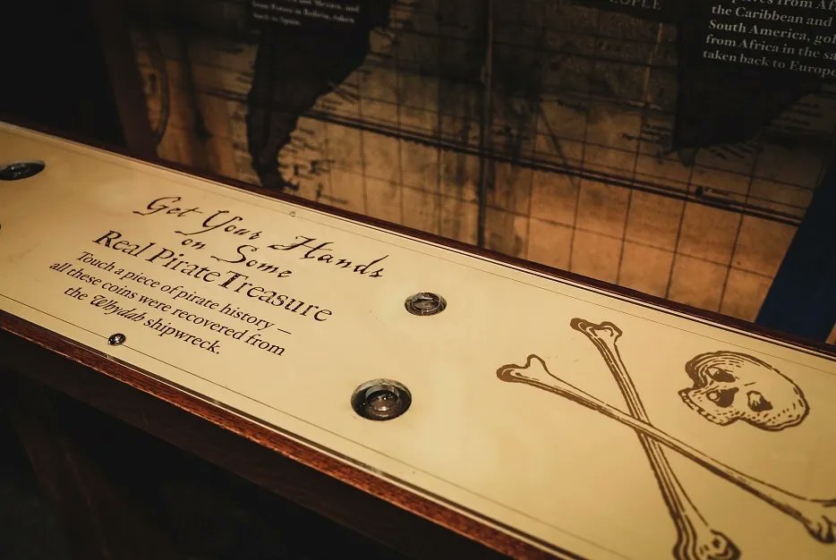 Attractions's tweet photo. #RealPirates Salem historical experience opens in Salem, Mass. TODAY, April 9, with the exciting story of the only fully authenticated pirate treasure in the world, from Captain “Black Sam” Bellamy! 🏴☠️ 🪙
Here are all of the details: https://t.co/pArsidOSMy https://t.co/cRkdTT7jU5