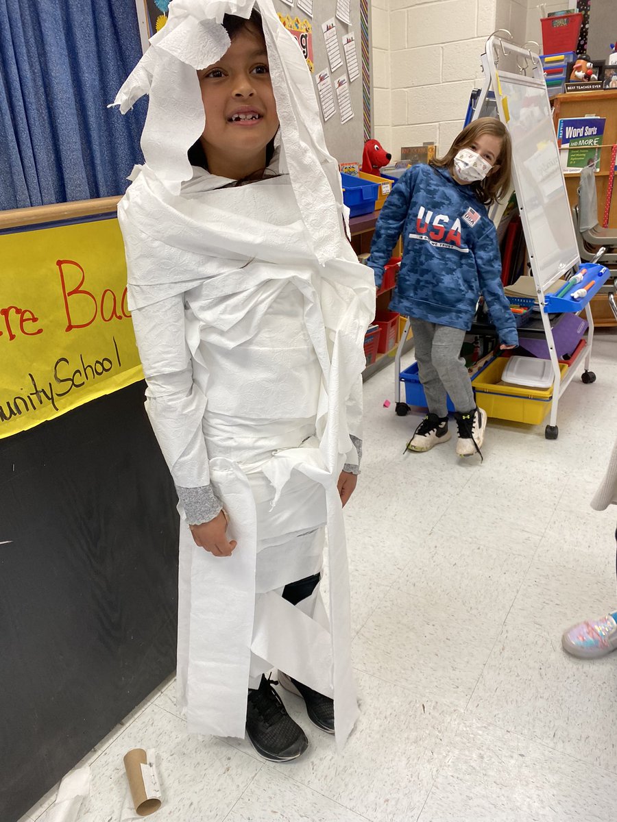 TweetinEagleLR's tweet photo. When you are getting married over Spring Break, students get involved in a wacky wedding week #3rdgradeadvice #designadress #LRElem https://t.co/5qzYRRy4Uo