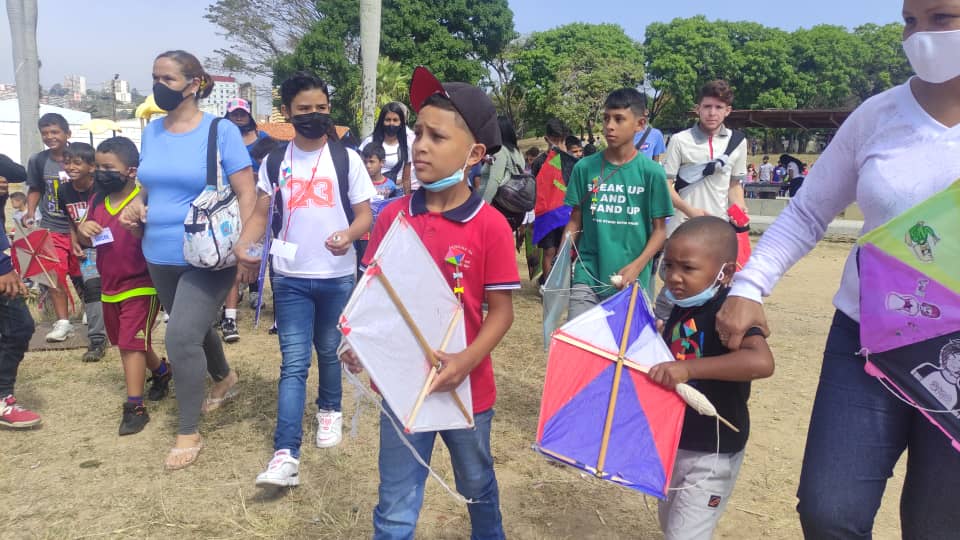 volveraChavez's tweet photo. Canto nuestro Ali Primera
"móntate en un volantín #1erFestivalDelPapagayo
y desciende hasta los hombres
que arriba hay mucho silencio" #ParqueAliPrimera
@NicolasMaduro
@Nahumjfernandez
@GdcOficial @gestionperfecta
Caracas de colores https://t.co/vtyIALljOV