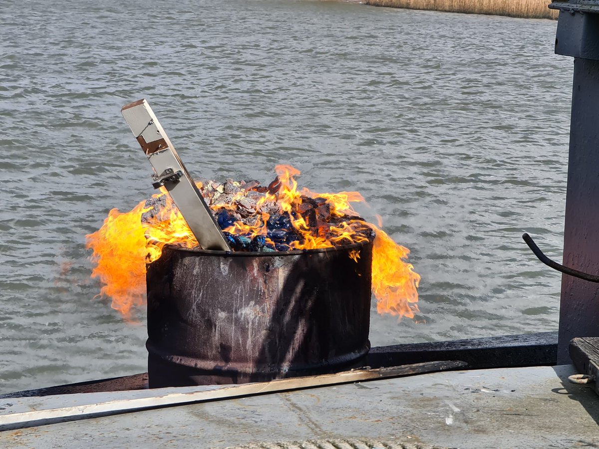 ZHZActueel's tweet photo. Hulpdiensten massaal uitgerukt voor een scheepsvaartbrand bij Nieuw-Lekkerland. Blijkt te gaan om slechts een vuurkorf. #loosalarm https://t.co/cwGOU5UXbq