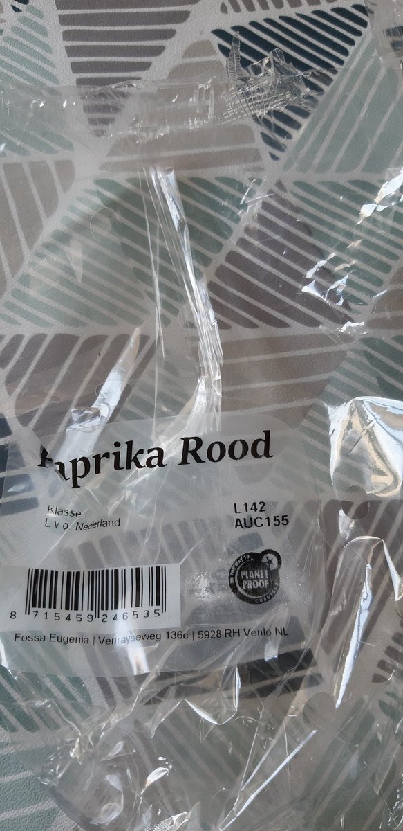 MPHolterman's tweet photo. Weer geconfronteerd worden met plastic.. vanaf vandaag zal ik mijn leven beteren en koop ik geen paprika's in plastic meer. Nu maar doorzetten en beginnen bij mijzelf. Ik neem aan dat het een gewenning is. Wie sluit aan?  Fossa Eugenia #Venlo https://t.co/8Cp596DS25
