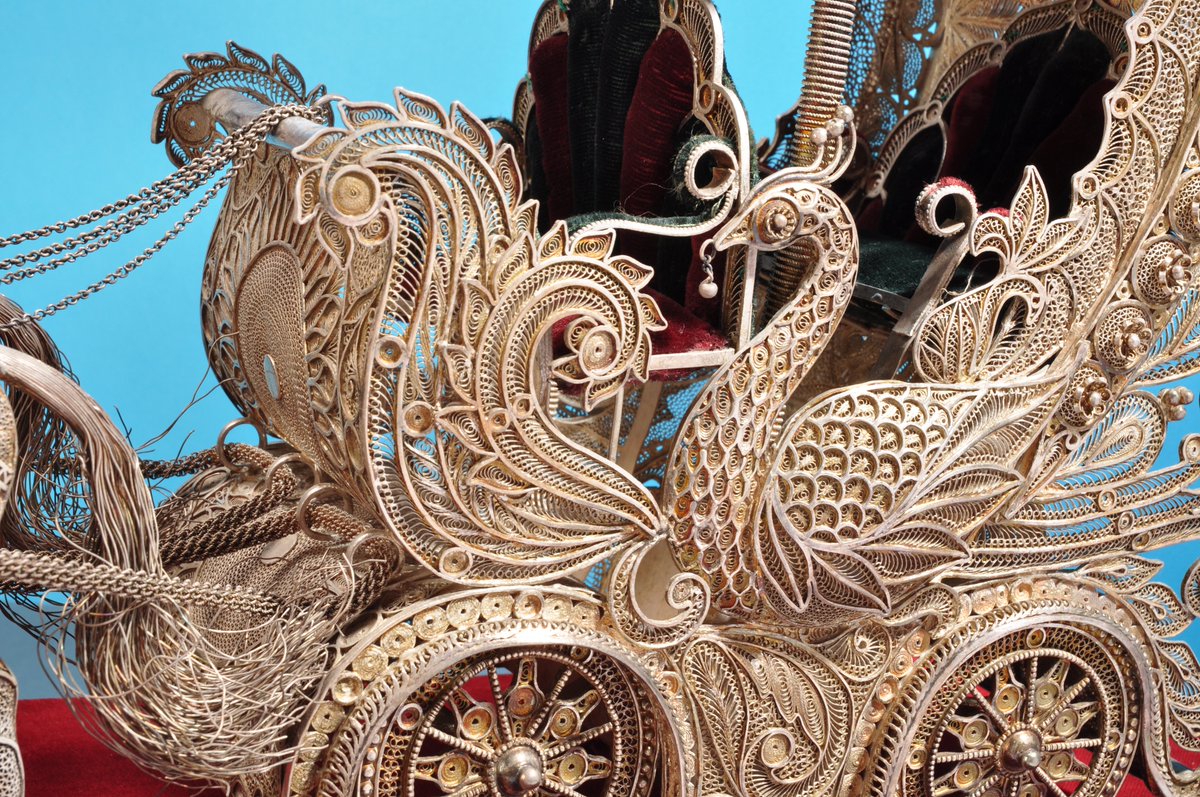 MuseoFiligrana's tweet photo. Conoscevate il "Cocchio grande da parata"?
Realizzata in India nel XIX secolo, è arrivata a Campo, per diventare una delle più strabilianti opere custodite nel nostro #museo, tanto da essere esposta alla rassegna della "settimana delle case di risparmio" nel 1973. https://t.co/ENoMqcAuHW