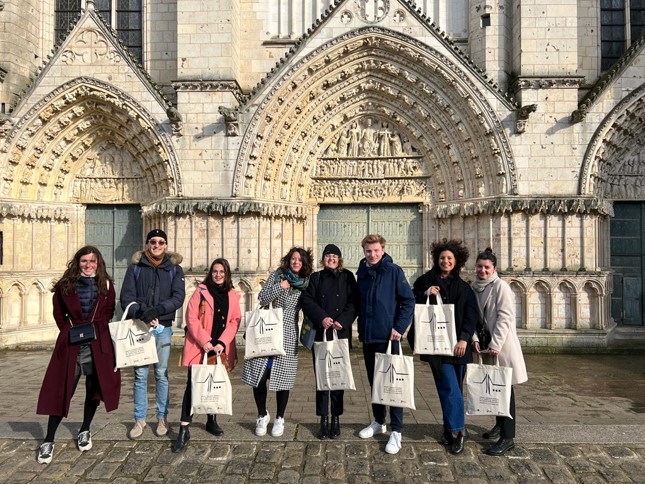 FFAmisdemusees's tweet photo. [FFSAM] 1er-3 avril 2022 - Congrès de la @FFAmisdemusees • Temps fort : témoignages et échanges autour des partenariats entre les amis de musées et les acteurs institutionnels et associatifs. Un Congrès intergénérationnel avec la présence de Jeunes Amis ! #TablesRondes #Poitiers https://t.co/0RBmcnySU6