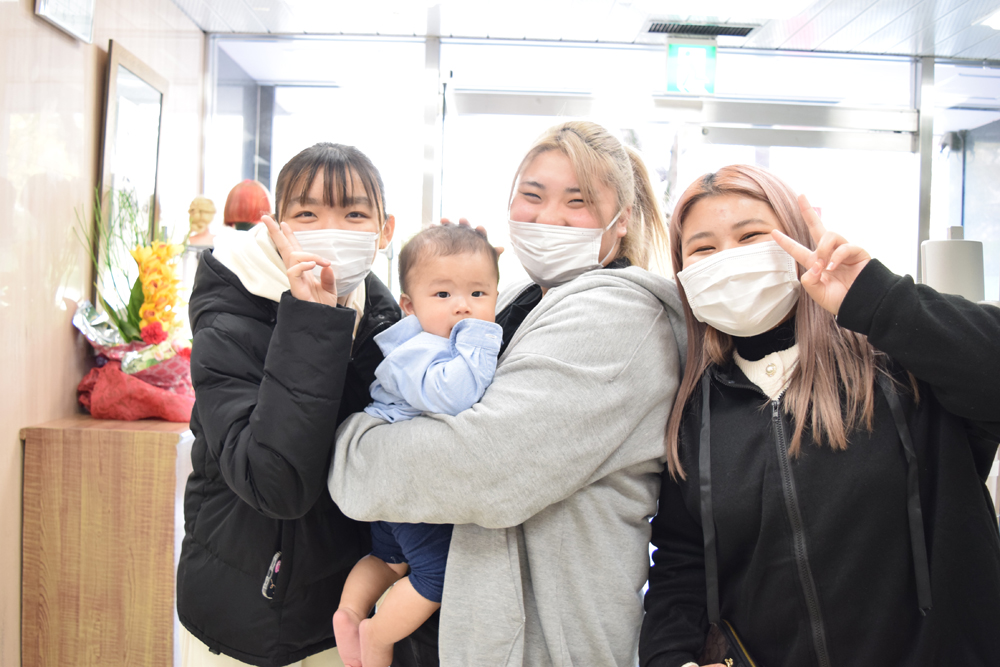 jimumegami's tweet photo. 学生にだっこされてパチリ☺📸💗
#笑顔 #可愛い #Baby #にっこり #最高 https://t.co/1pFQyBu8PJ