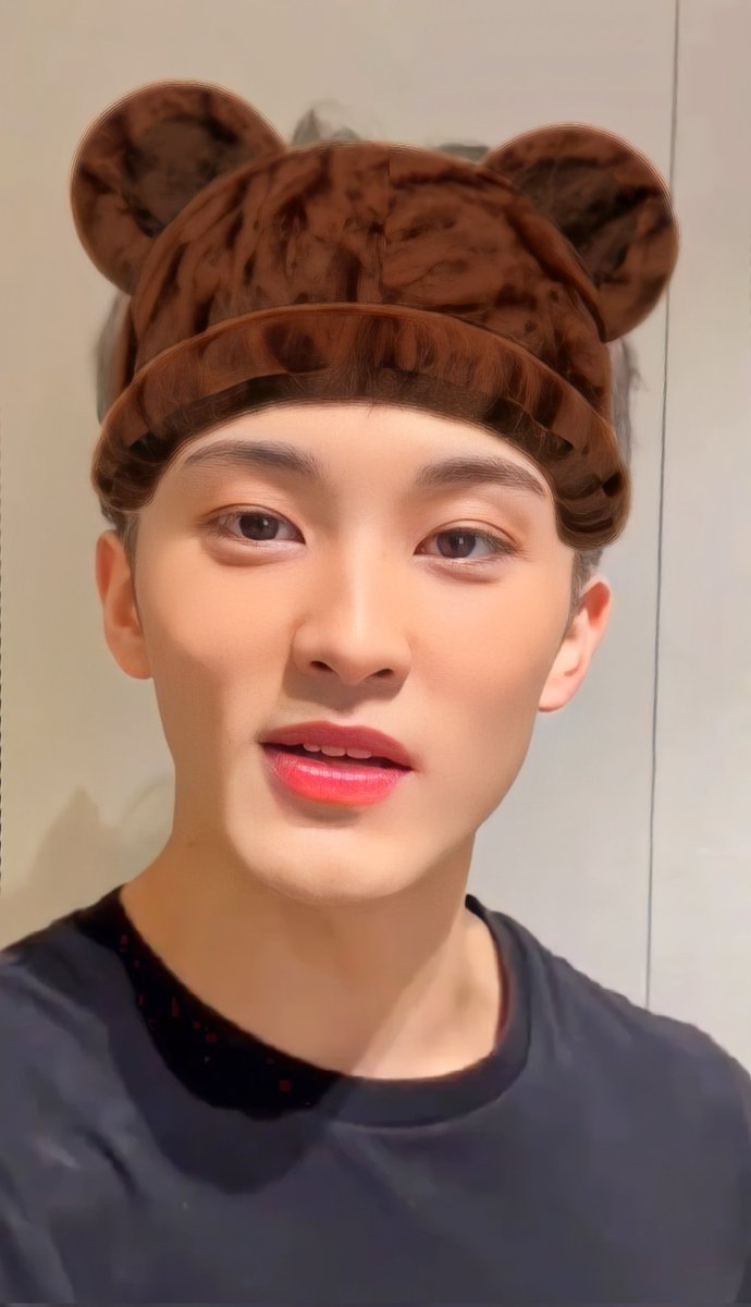 sfsmcity's tweet photo. ᐢ..ᐢ 𔘓 [ the same hat but not with the feelings ] ' 🧷 

#NCTzenSelcaDay #NSD #NCT #NCT127 #NCTDREAM #MARK https://t.co/q0LDPJzoki