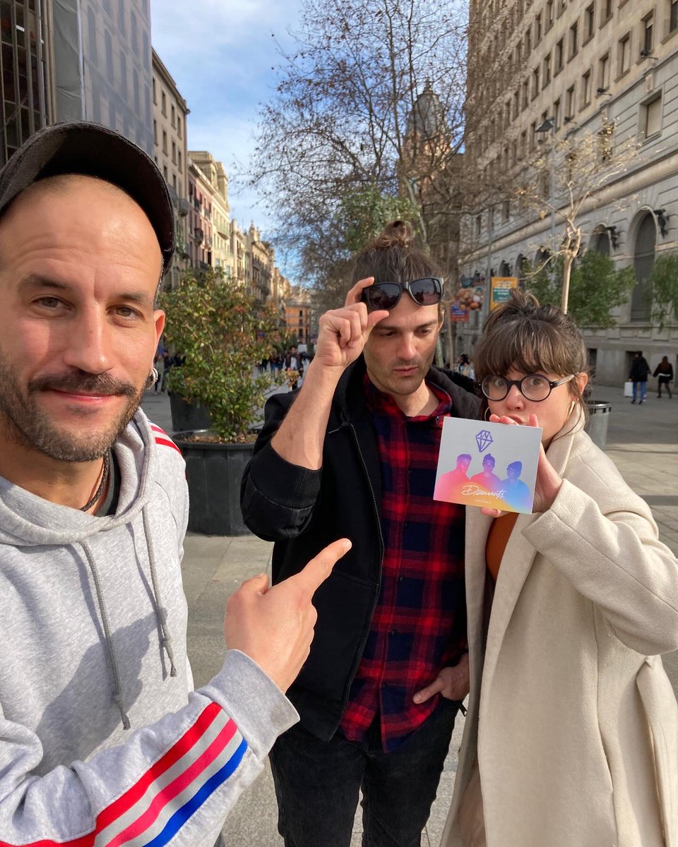 rac1manat's tweet photo. 🔴 SORTEGEM:
-2 entrades pel concert  @elscatarres 22 abril #SantJordiClub 🎤
-el seu disc 'Diamants' signat 💎 
-el llibre escrit per Jordi Basté 
Per PARTICIPAR IMPRESCINDIBLE 👇
➡️ Seguiu @viatjab, feu RT, etiqueteu amb qui hi anireu 
➡️ Responeu: Què fareu aquestes vacances❓ https://t.co/0kDnZuwgaW