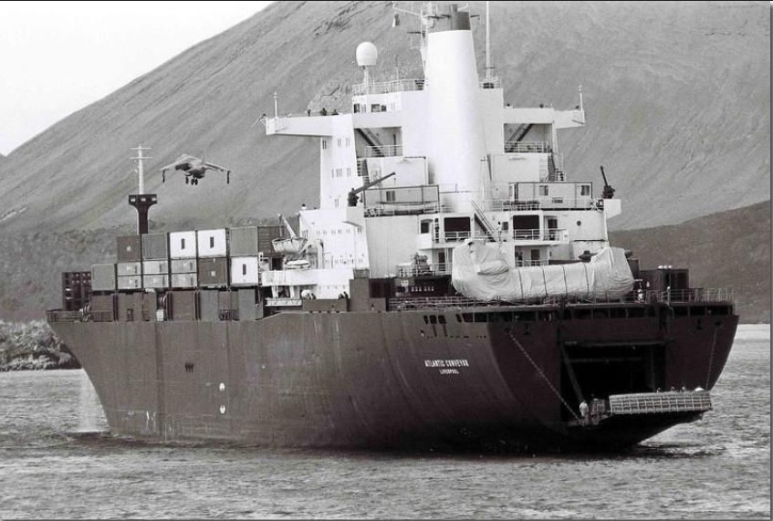 airpower1982's tweet image. #OTD 6 May 1982, 2 SHARs and their experienced pilots were lost in poor weather in a suspected mid-air collision. 3 of 20 SHARs had now been lost but replacements were on their way. At #Ascension, 8 #SHARs and 6 #HarrierGR3s transferred to #MVAtlanticConveyor. #Falklands40