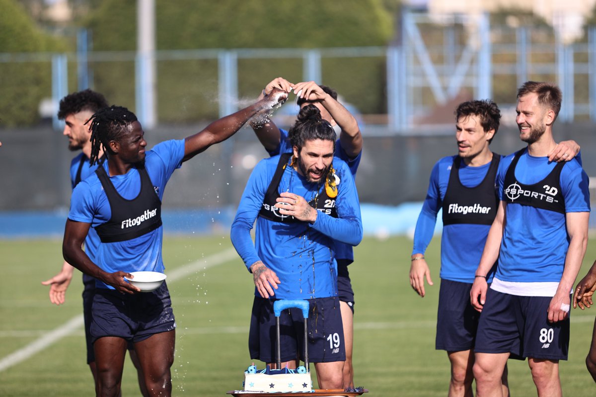 AdsKulubu's tweet photo. Futbolcumuz Lucas Castro, doğum gününü takım arkadaşları ve teknik heyetimizle birlikte pasta keserek Brezilya usulü olarak kutladı.🎂
#LucasCastro #AdanaDemirspor https://t.co/Jgv6RwDXow