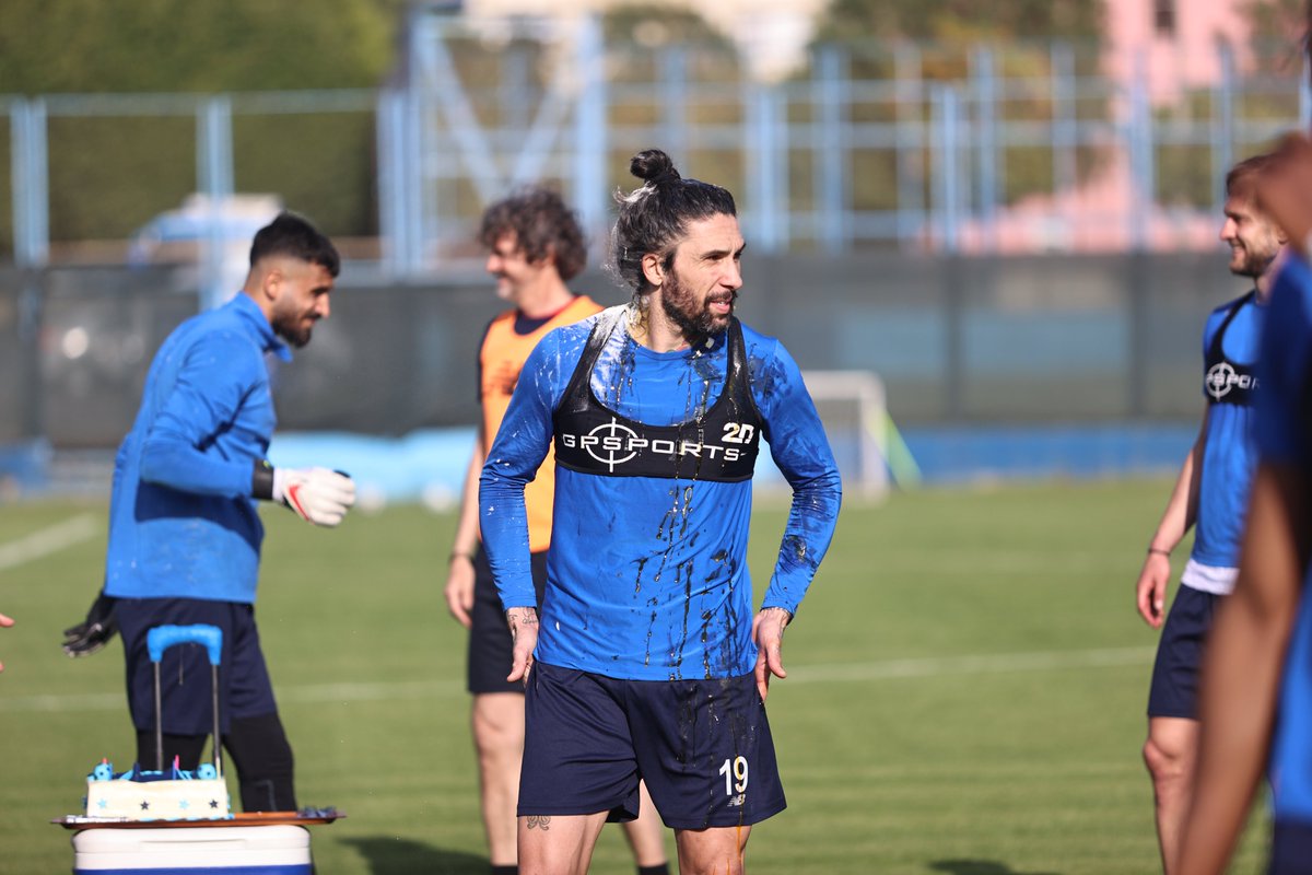 AdsKulubu's tweet photo. Futbolcumuz Lucas Castro, doğum gününü takım arkadaşları ve teknik heyetimizle birlikte pasta keserek Brezilya usulü olarak kutladı.🎂
#LucasCastro #AdanaDemirspor https://t.co/Jgv6RwDXow