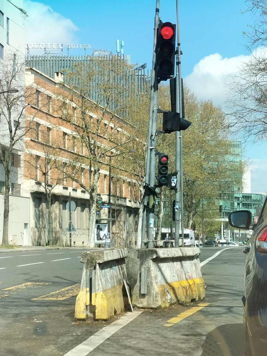 alexvielle's tweet photo. Porte de Vanves. Ce magnifique feu provisoire va bientôt fêter ses 10 ans ! Dans ses rêves les plus fou il ne l'aurait jamais imaginé ! #saccageparis https://t.co/58empElmZf