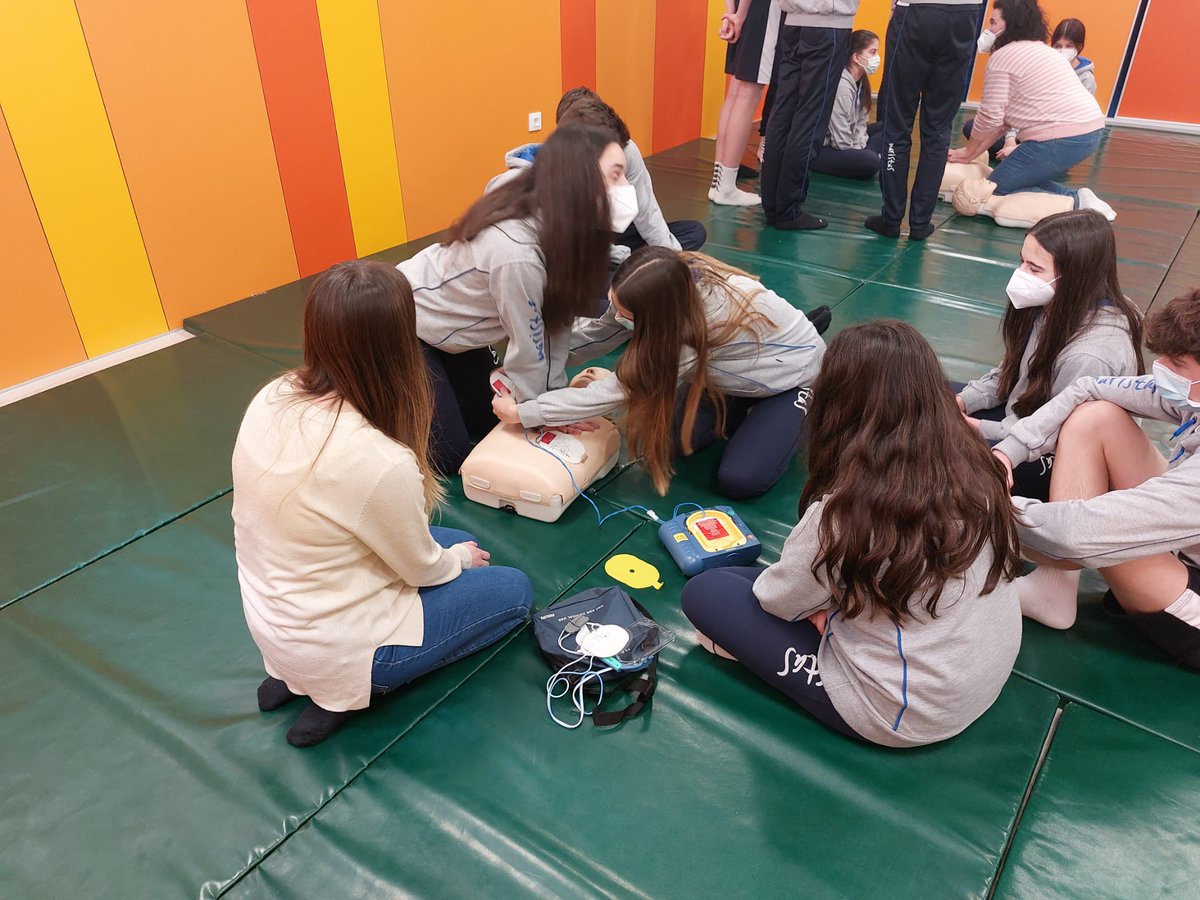 sanjosemaristas's tweet photo. En la asignatura de #educaciónfísica repartimos el tiempo entre la teoría y la práctica. También conocemos la forma correcta de realizar una RCP y de utilizar un desfibrilador. Gracias a las profesionales que nos acompañaron.
#cuartodeESO #somosmaristas #maristasESCUCHA https://t.co/Ke64tZgahG