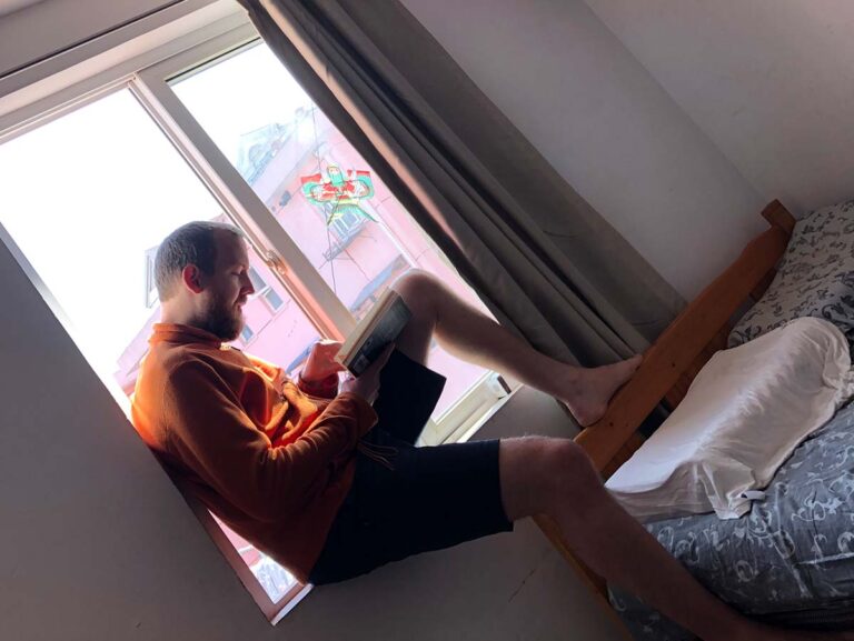 一个荷兰人写了一篇文章，谈他在上海被封在家里。结尾是这样写的：“在荷兰，即使你对自己的国家表示失望，你依然是一个爱国者。在中国，这是不被接受的，你必须无条件地爱国，如果你批评它，就会被视为叛徒。”

他真了解中国。jaapgrolleman.com/shanghais-stun…