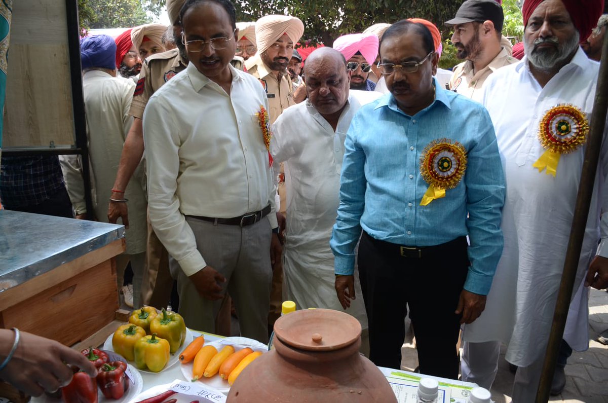 yespunjab's tweet photo. Farmers should adopt ridge seeding technique for paddy sowing for conservation of depleting underground water: Chander Gaind
https://t.co/3Kg7G0Kz0u
#ChanderGaind #GurpreetBassiGogi #VarinderKumarSharma #Farmers #UndergroundWater #DivisionalCommissioner #Ludhiana #Punjab https://t.co/zF6LOuXioS