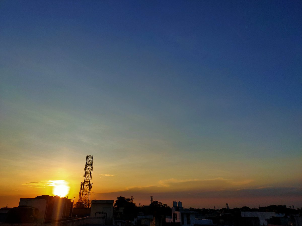 ChennaiDonn's tweet photo. Just another evening in Chennai 😩🤌
#mobilephotography #photographer #realme5pro #sunset #Chennai
Idk why, but I'm ready to marry these pics 😅🙇🏽♂️ https://t.co/tUdOkJVA2K