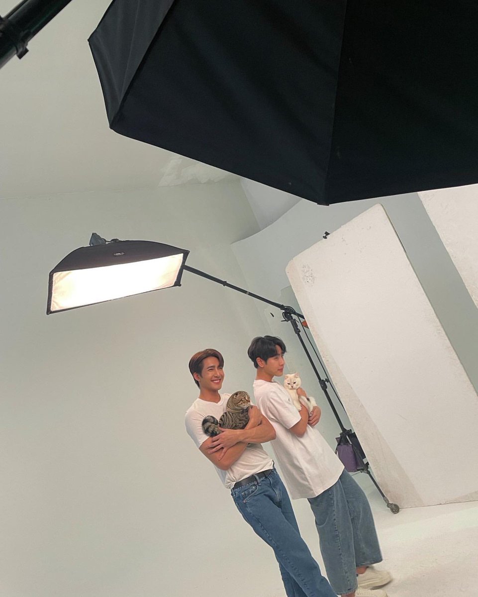 【Instagram 貼文更新】

家庭照系列真的很適合球咪呢😍

© theearthe
-H編🦭

#theearthe
#EarthPirapat
#เอิร์ทพิรพัฒน์
#mixxiw
#汪始慧
#ส่วนผสมของมิกซ์
#EarthMix
#เอิร์ทมิกซ์