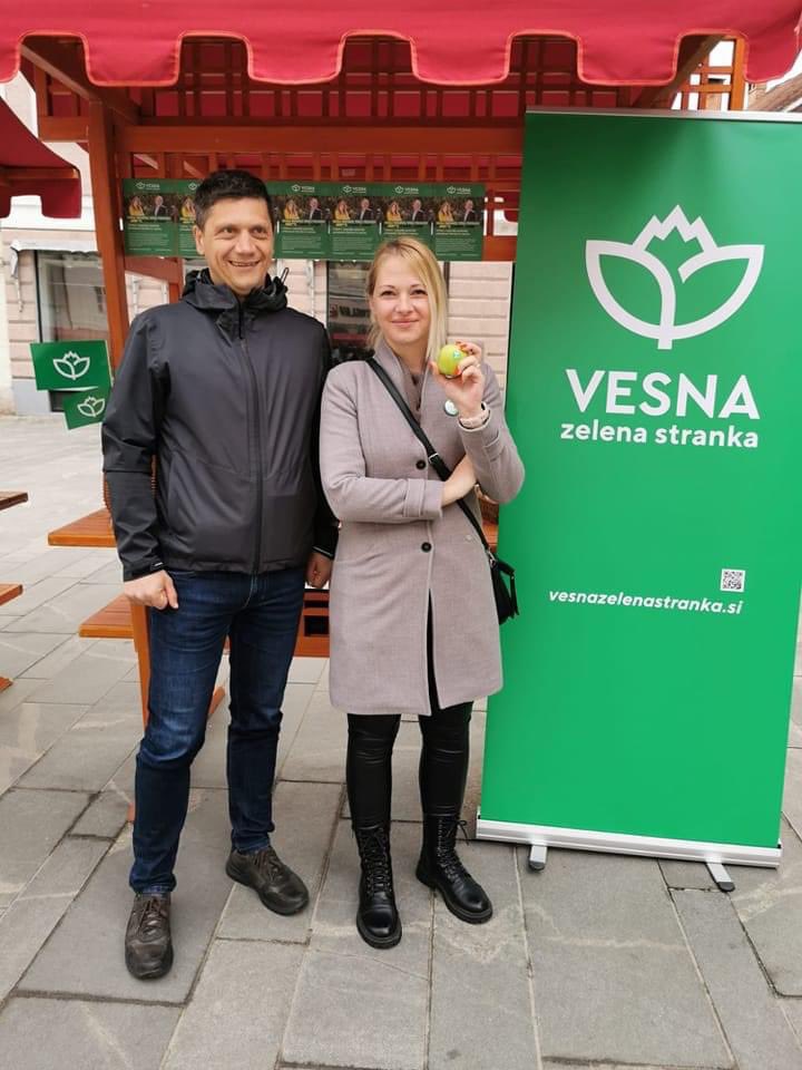 StrankaVesna's tweet photo. Najljubši del kampanje. 
Teren: ljudje, klepet, vreme. Odzivi vlivajo upanje. 
@KlemenBelhar 

Še bomo zunaj.

@StrankaVesna
#semena 
#MisliResnoVoliVesno
#Volitve2022 https://t.co/m9nWZO7CBk