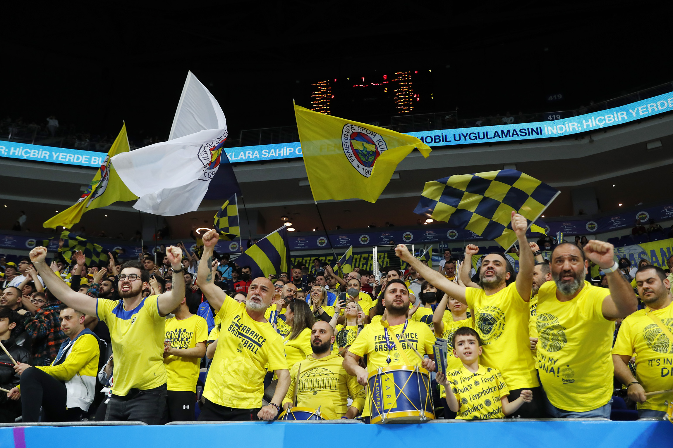 Fenerbahçe Seyircisi Ülker Salonu'nda Takımını Destekliyor