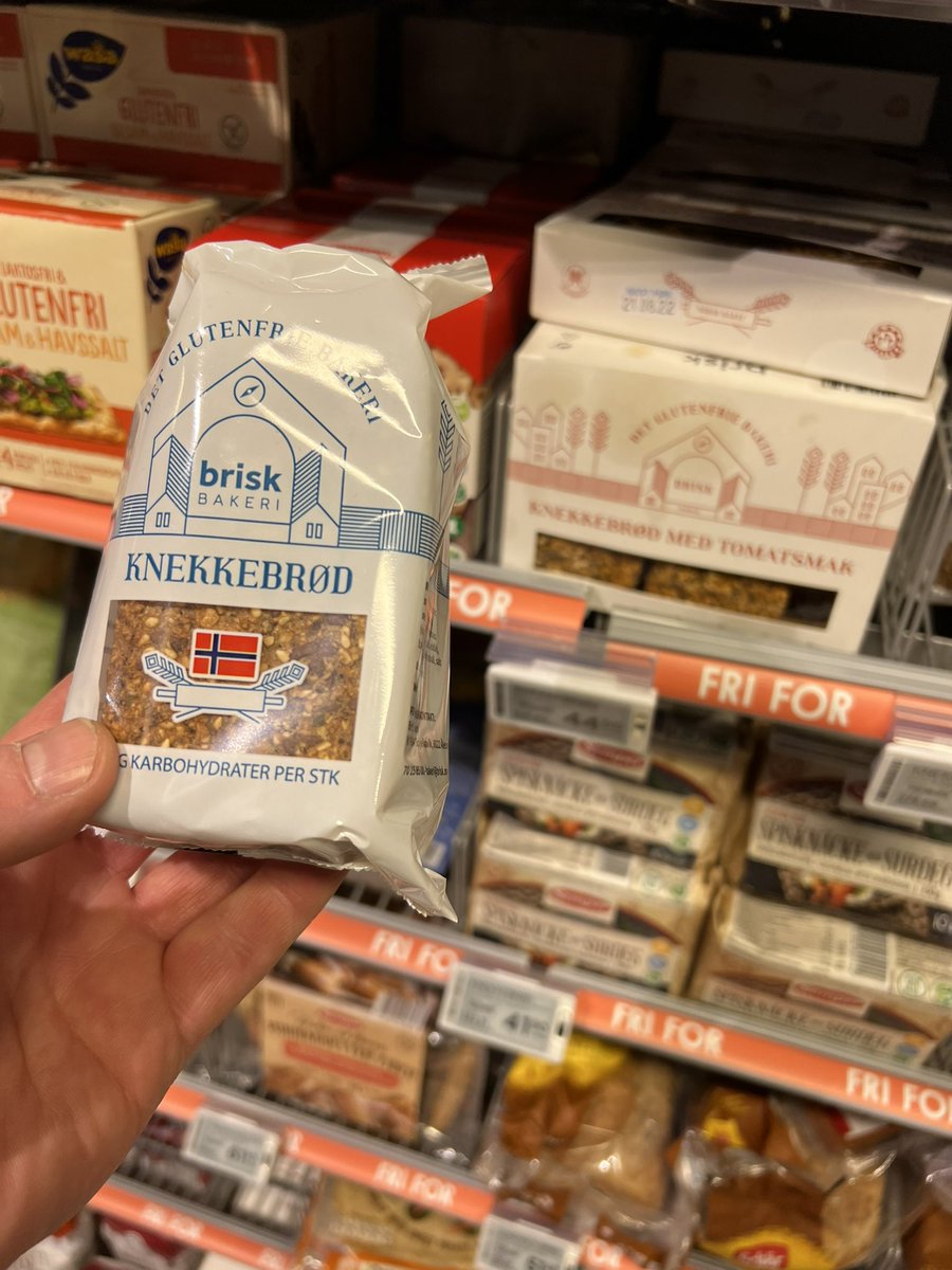 majorthombe's tweet photo. Brisk er et knekkebrød med få karbohydrater. Og det er skjørt, veldig skjørt. Så har produsenten i sin visdom puttet det i ny forpakning, - plastpose.
Opprinnelig i en pappeske (bakgrunnen).
Må være en spøk #brisk #knekkebeld https://t.co/cbpw6MHamG